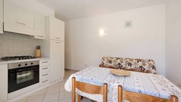 KĂŒhlschrank, Ofen, Herdplatte, Toaster