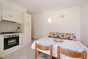 Jääkaappi, uuni, liesi, leivänpaahdin