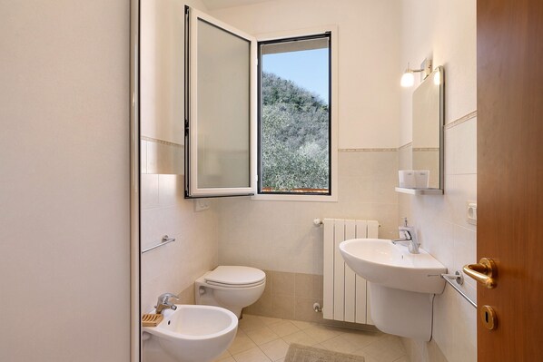 Douche, articles de toilette gratuits, serviettes fournies