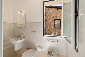Shower, towels - Apartment 'Ramma La Taggiasca' with Mountain View & Balcony (Stellanello)