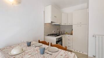 Frigorifero, forno, piano cottura, tostapane