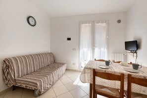 TV - Apartment 'Ramma La Taggiasca' with Mountain View & Balcony (Stellanello)