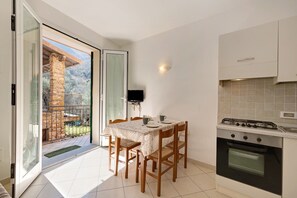 Fridge, oven, stovetop, toaster