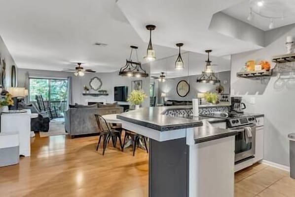 Réfrigérateur, micro-ondes, four, plaque de cuisson