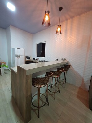 ثلاجة، ميكروويف، موقد طهي مسطح، غلّاية كهربائية