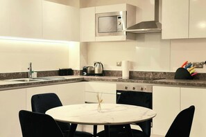 Køleskab, mikrobølgeovn, ovn, kogeplade