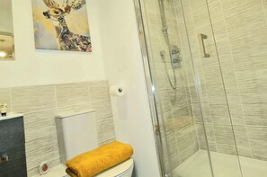 Combined shower/bathtub, hair dryer, towels