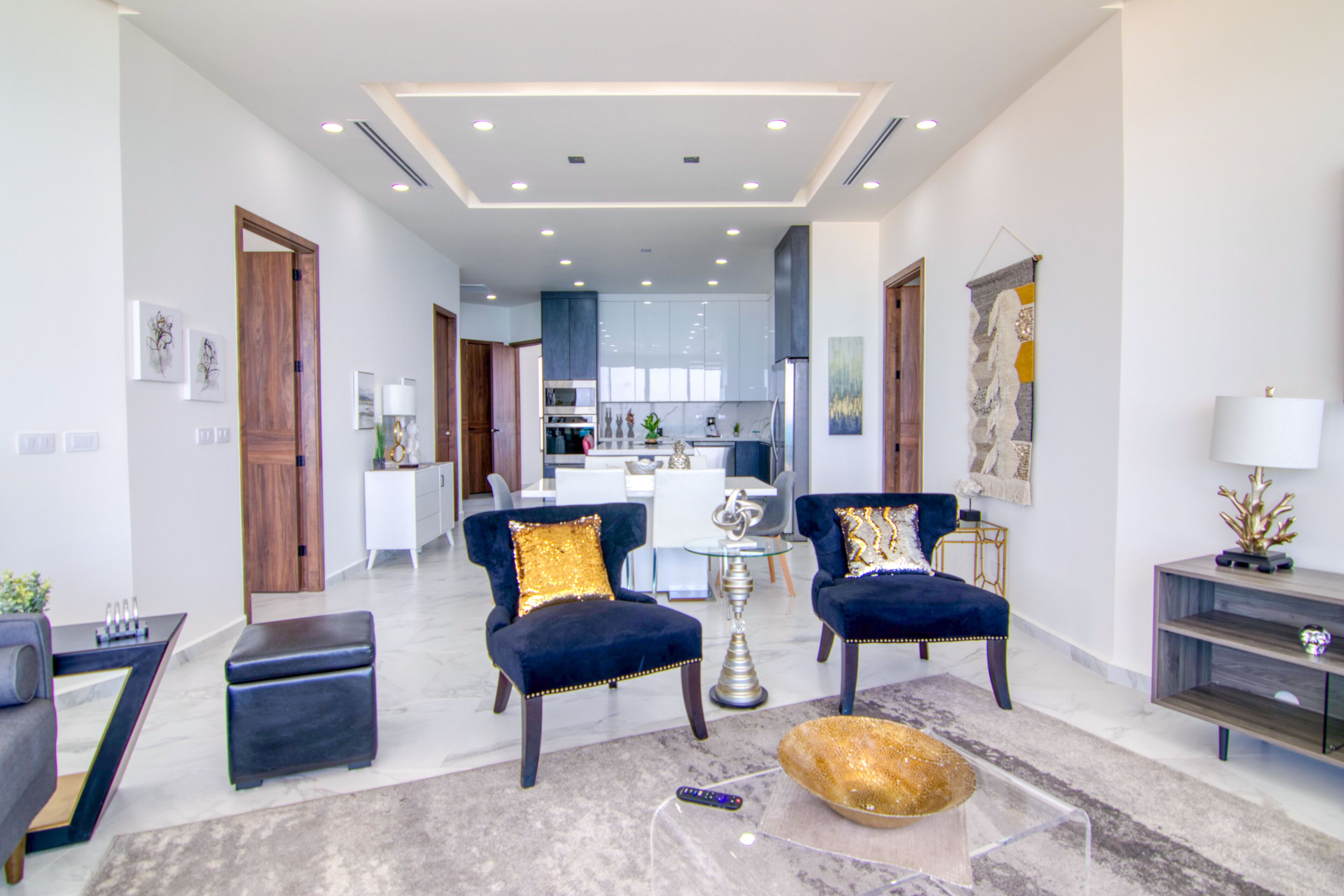 Apartamento exclusivo, 3 habitaciones, vistas al mar | Zona de estar | Una televisión