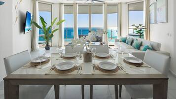 Apartamento ejecutivo, 3 habitaciones, vistas al mar | Zona de estar | Una televisión