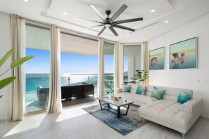 Condo ejecutivo, 3 habitaciones, vista al océano | Área de sala de estar | Televisión 
