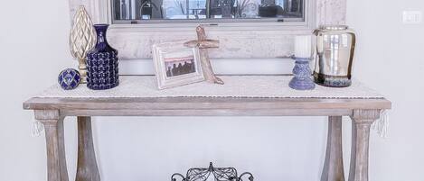 Una reception con un cartello 'WELCOME', un lampadario e diversi elementi decorativi.