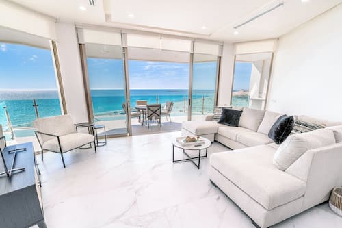 Departamento clásico, 3 habitaciones, vista al océano | Área de sala de estar | Televisión