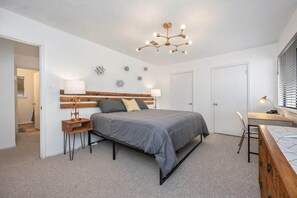 2 habitaciones, escritorio, tabla de planchar con plancha y wifi gratis 
