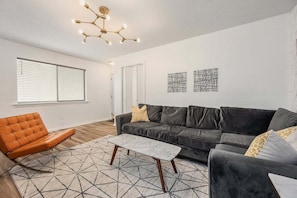 Smart TV - Wellspring Townhome - King Bed Suite minutes from Texas A&M (Bryan)