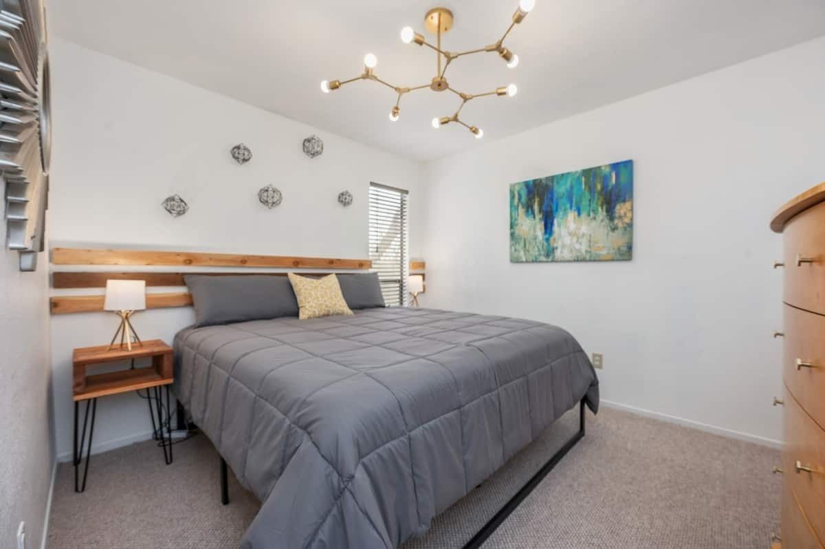 2 habitaciones, escritorio, tabla de planchar con plancha y wifi gratis 