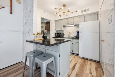 Wellspring Townhome - King Bed Suite minutes from Texas A&M 