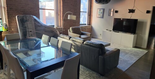 2 Bed/2 Bath Loft available in West Loop close to restaurants and Fulton Market
