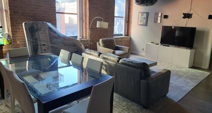 2 Bed/2 Bath Loft available in West Loop close to restaurants and Fulton Market