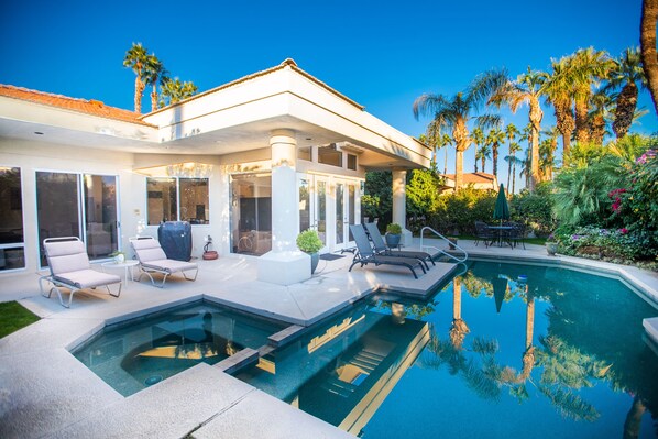 Utendørsbasseng og et oppvarmet basseng