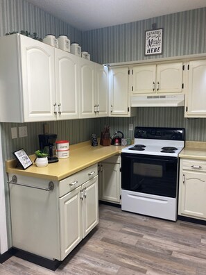 Kjøleskap, mikrobølgeovn, ovn og kokeplater