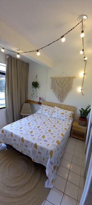 2 quartos, escrivaninha, ferros/tábuas de passar roupa