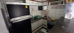 Geladeira, micro-ondas, fogão, cooktop
