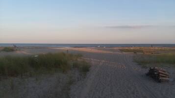 Playa en los alrededores y toallas de playa