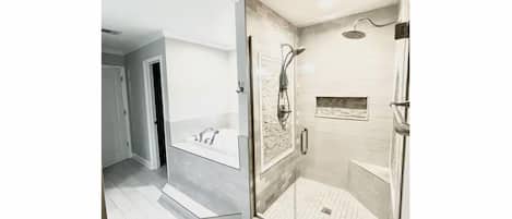 Ducha y bañera combinadas, bañera de hidromasaje y secador de pelo