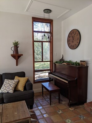 Smart TV - Rustic modern cabin surrounded by trees and large yard 25 miles from Waco/Temple (Lott)