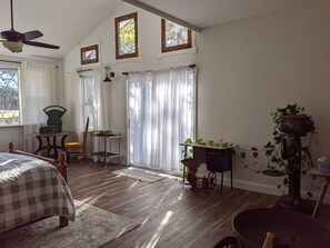 5 bedrooms, iron/ironing board, travel cot, WiFi - Rustic modern cabin surrounded by trees and large yard 25 miles from Waco/Temple (Lott)