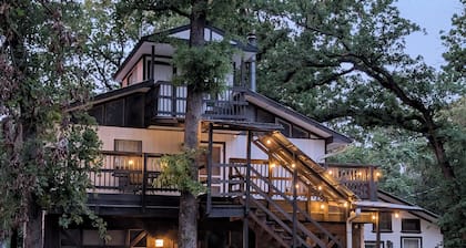 Rustic modern cabin surrounded by trees and large yard 25 miles from Waco/Temple