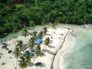 Nära stranden, solstolar och strandhanddukar