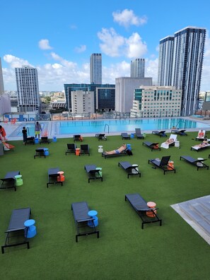 Pool - Lovely condo studio/High floor/ close to everythin/ roof top pool (Miami)