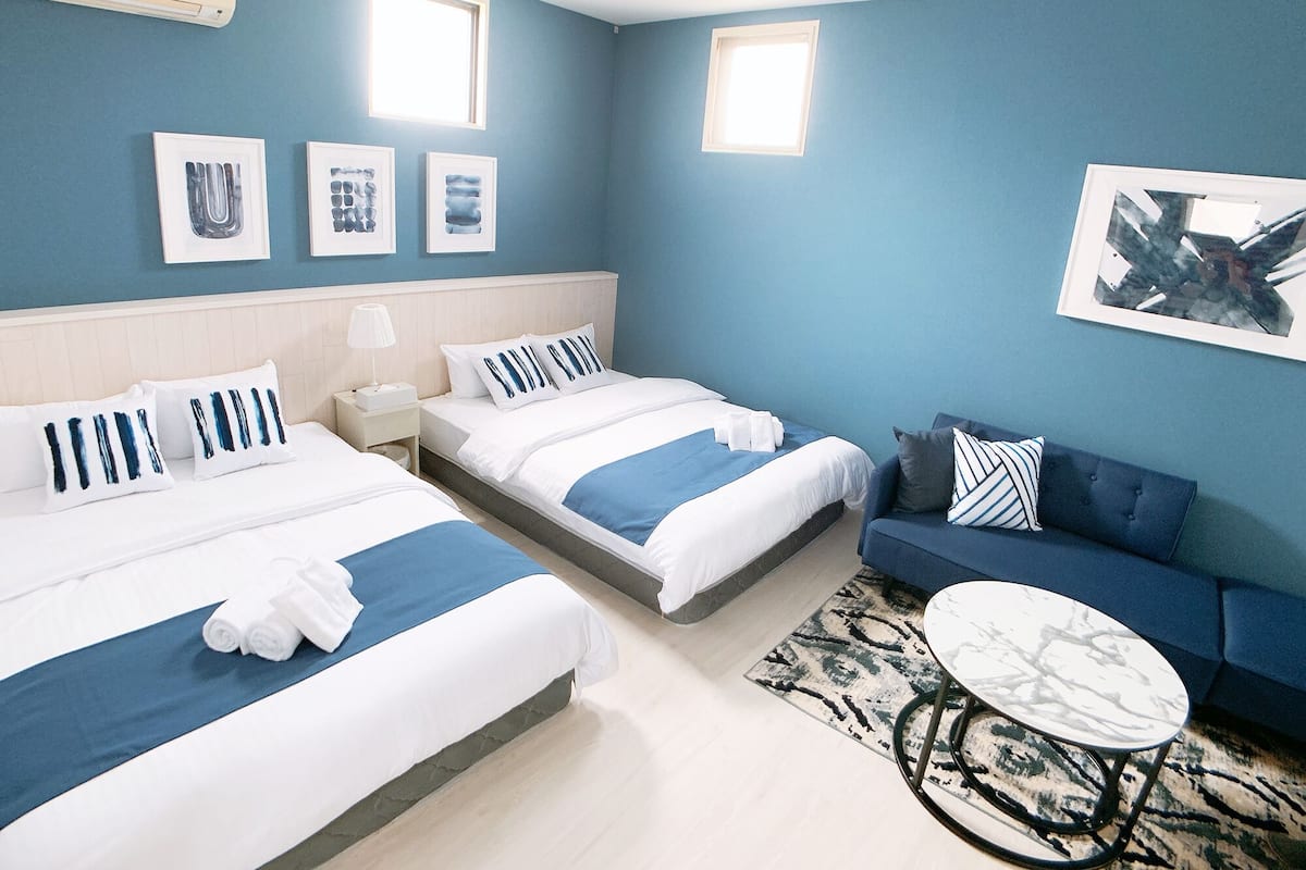 Tweepersoonskamer, niet-roken (301, 2 Double Beds) | Een bureau, een strijkplank/strijkijzer, gratis wifi, beddengoed