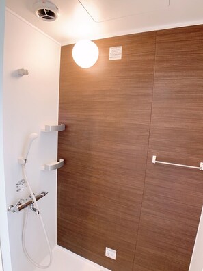 Quarto casal, para não fumantes (203, 2 Double Beds) | Banheiro | Chuveiro, produtos de toalete grátis, secador de cabelo, chinelos