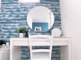 Escritorio, tabla de planchar con plancha, wifi gratis y ropa de cama 