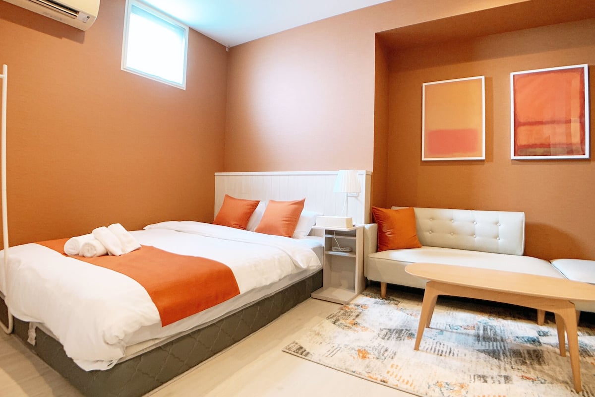 Tweepersoonskamer, niet-roken (202, Extra Bed) | Een bureau, een strijkplank/strijkijzer, gratis wifi, beddengoed