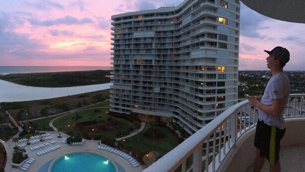 Ein Hochhaus-Hotel mit Pool und Meerblick.
