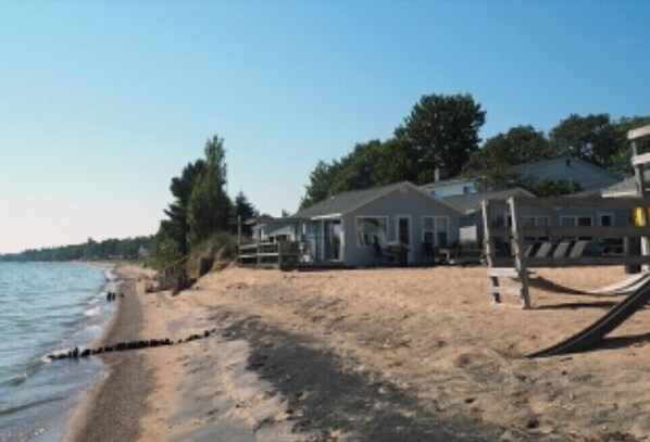 Plage à proximité, chaises longues, serviettes de plage