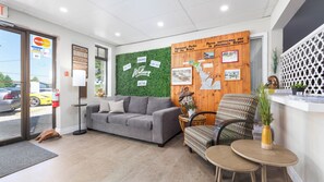 Lobby - Coach House Inn (Northern Bruce Peninsula)