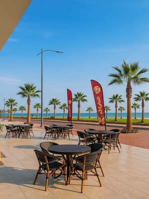 Outdoor dining - Chic & Spacious Retreat in Porto Said (Port Said)