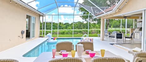 Una piscina al aire libre, una piscina climatizada