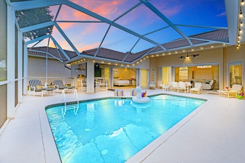 LUXURY Villa ALEXA Naples

Modern Voice controlled Villa with SALT WATER POOL