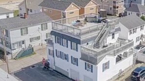 Zona residencial costera con casas y una playa al fondo.