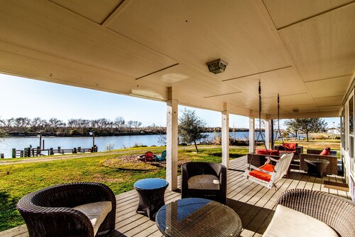 Matagorda Hidden GemRiver front night light onDock Family beach & fishing trips!