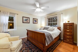 3 Schlafzimmer, Schreibtisch, Bügeleisen/Bügelbrett, Reisekinderbett