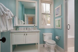 Een bad, een haardroger, handdoeken