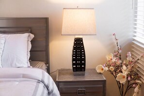 2 camere, una scrivania, ferro/asse da stiro, culla da viaggio