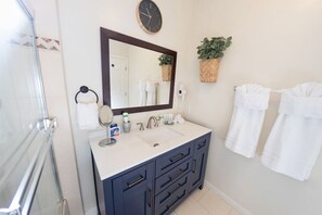 Hair dryer, towels - NORTH HOLLYWOOD GEM: 2BR HOME w/ PRIVATE HOT TUB, PATIO/YARD & EV CHARGER p42 (Los Angeles)