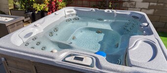 NORTH HOLLYWOOD GEM: 2BR HOME w/ PRIVATE HOT TUB, PATIO/YARD & EV CHARGER p42